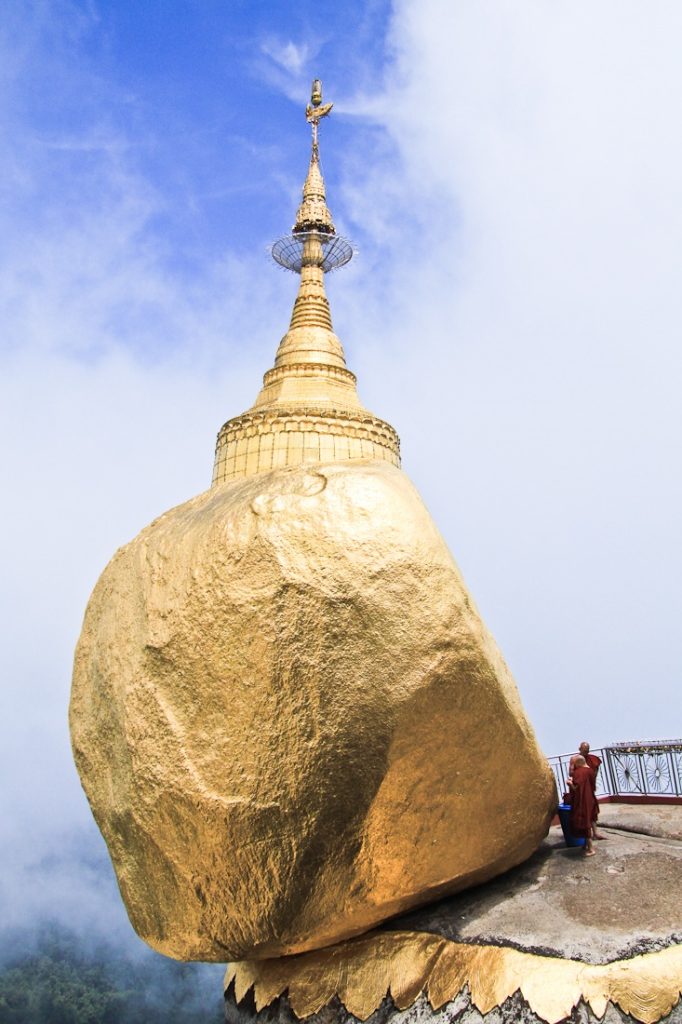 Le magnifique et mystérieux rocher d'or en Birmanie. Un incontournable