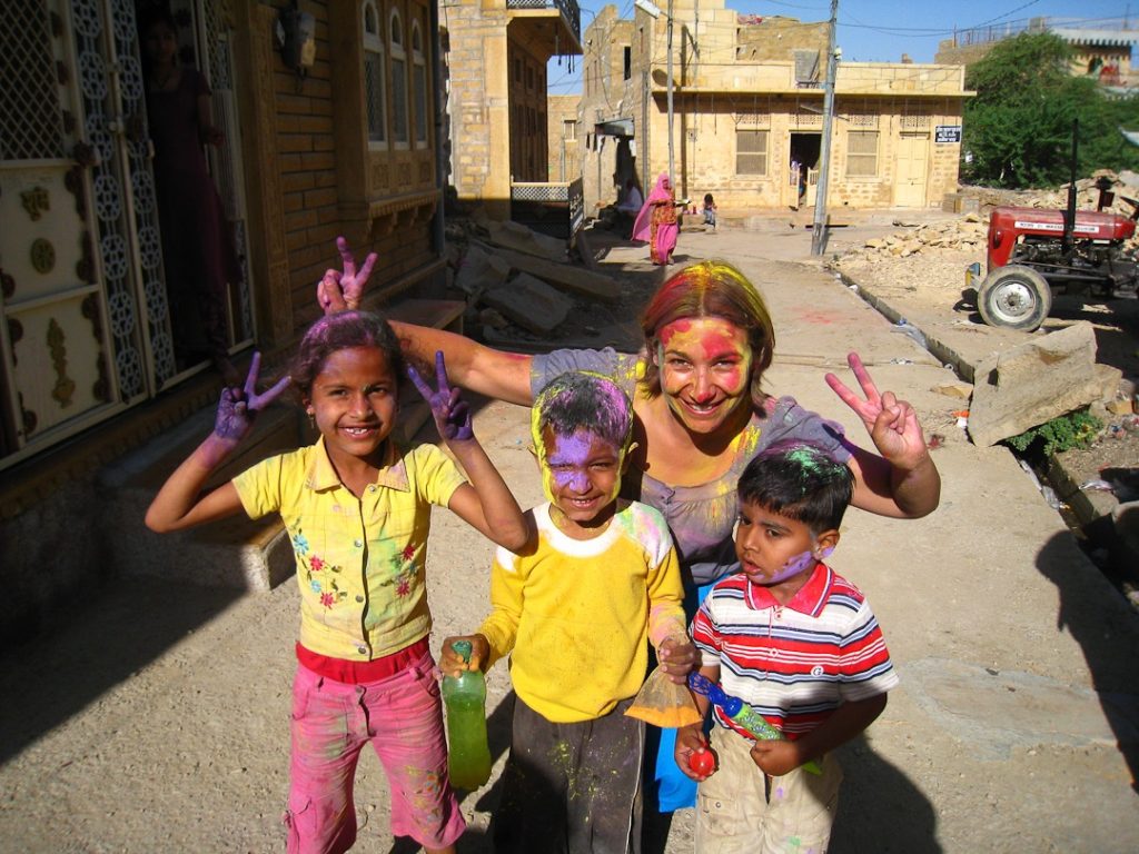 En 2010 j'ai fait un tour du monde. Fêter Holi avec les enfants de Jaisalmer au Rajasthan en Inde est l'un de mes meilleurs souvenirs