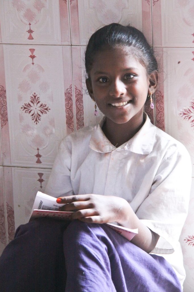 Au début de mon tour du monde, je me suis arrêtée dans un orphelinat en Inde du sud où j'ai rencontré Sasi, une jolie jeune fille souriante