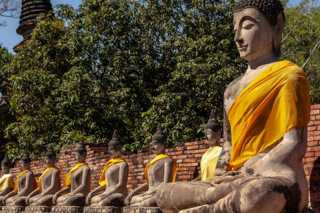 Bouddhas du temple Wat Yai Chai Mongkhon à Ayutthaya, Thaïlande