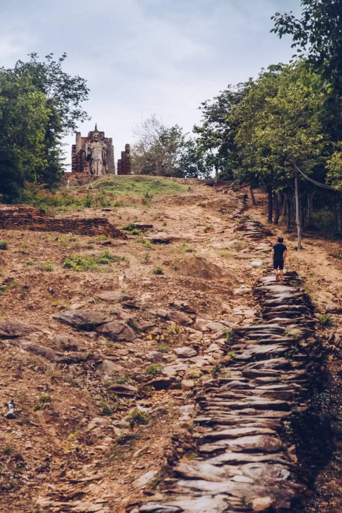 Parc historique Sukhothai - chemin Wat saphan hin_