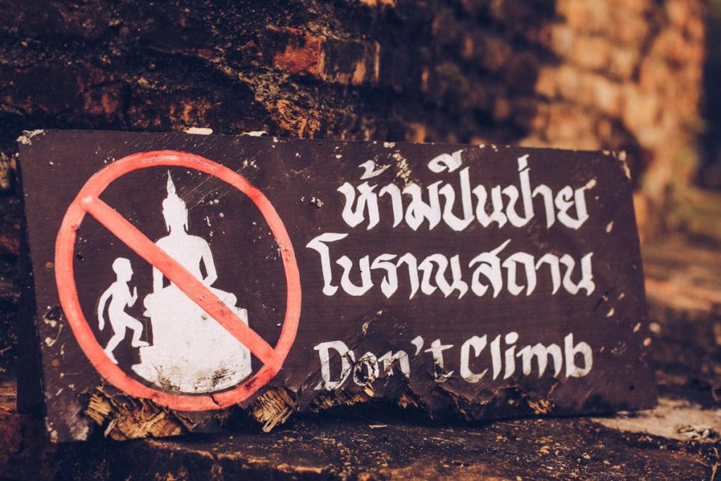 Ne pas faire dans le parc historique de Sukhothai en Thaïlande