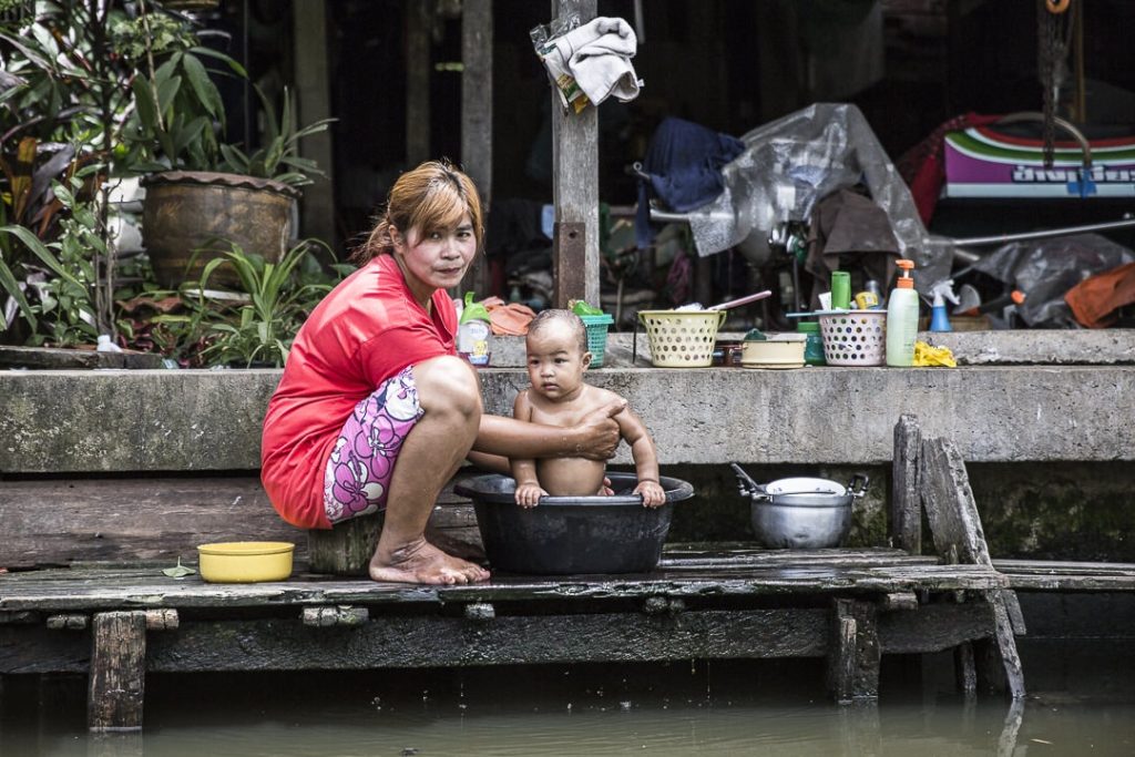 L'heure du bain dans les Klongs - Bangkok, Thaïlande