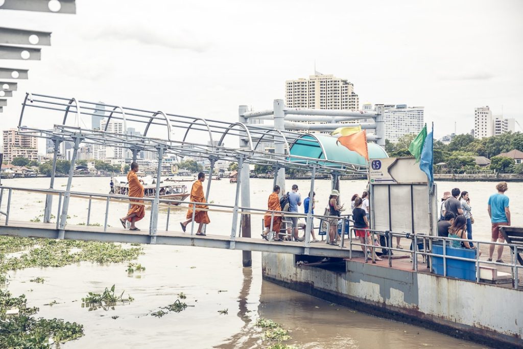 Les moines sur le Chao Phraya à Bangkok