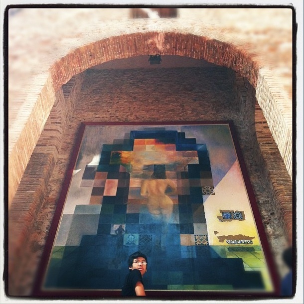 Gala regardant la mer Musee Dali Figueres