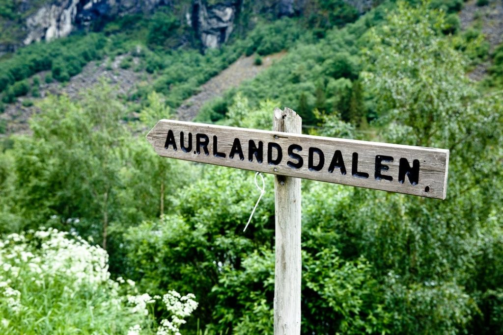 Randonnée dans la vallée d'aurland dans les fjords de Norvège