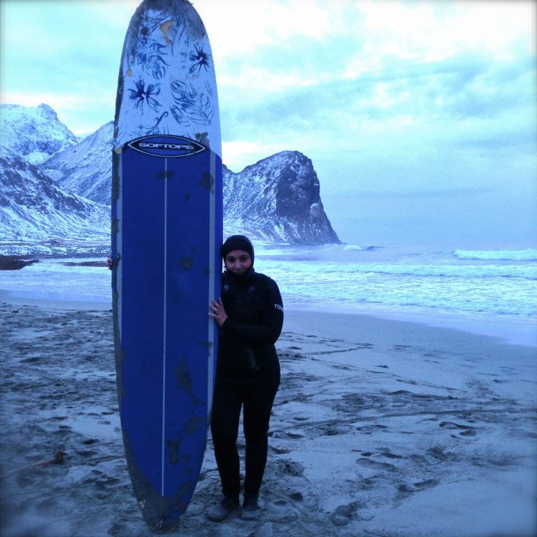 surfer au dessus du cercle polaire Surf Unstad