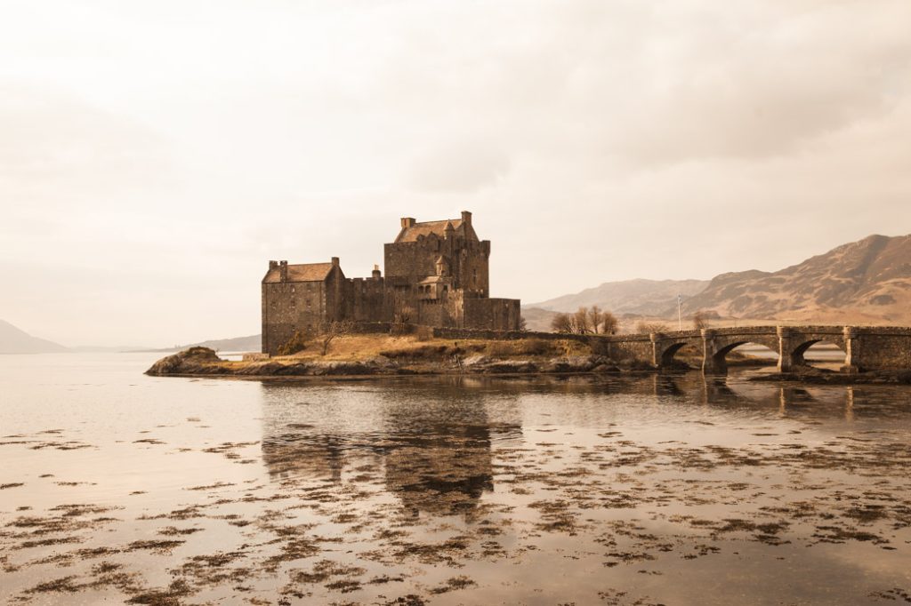 carte postale de l'Ecosse - chateau eilean donan