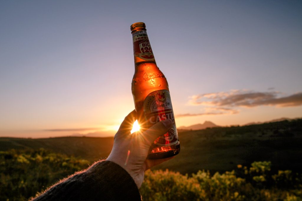 Safari en Afrique du sud - bière au coucher du soleil