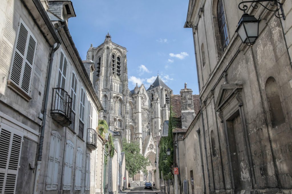 Enfance dans le Berry - vue sur la cathédrale depuis la rue porte jaune