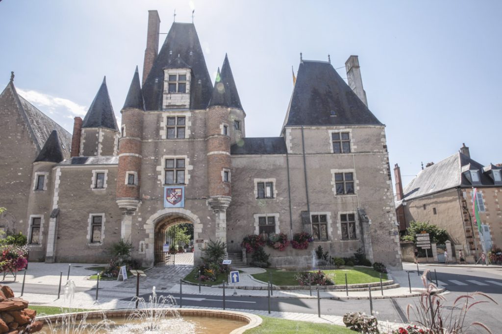 chateau des stuats aubigny sure nere