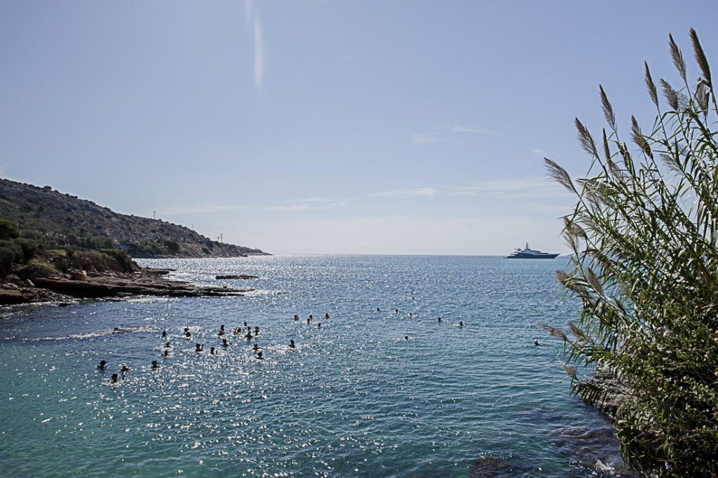 Crique de vouliagmeni sur la riviera d'Athènes en Attique