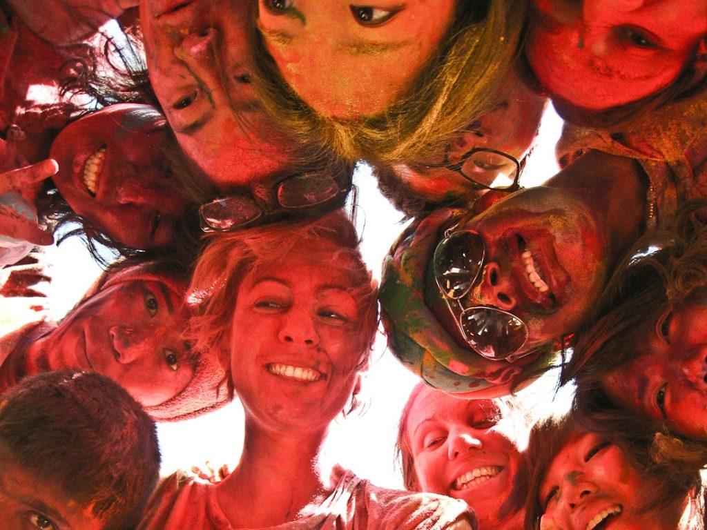 Faire des rencontres et fêter Holi