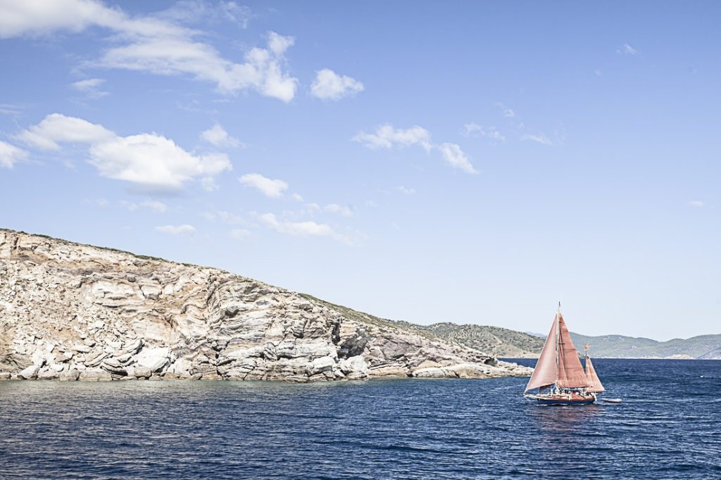 Voilier dans la mer Egée, sur la route d'Hydra