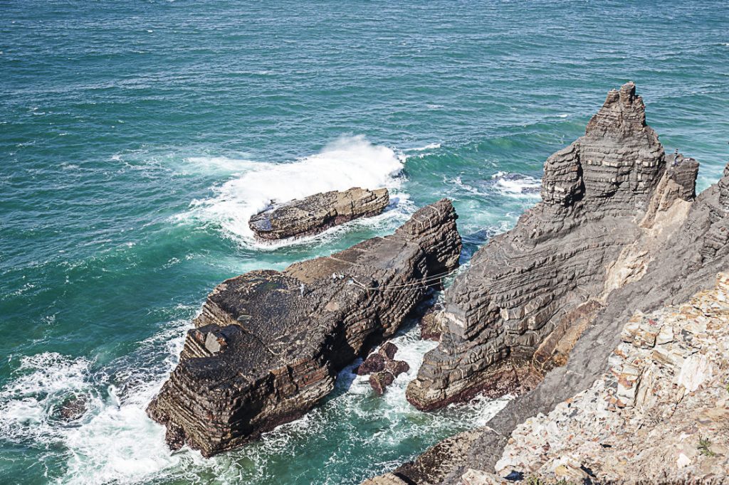 En Algarve les pêcheurs font de l'équilibrisme pour aller pêcher