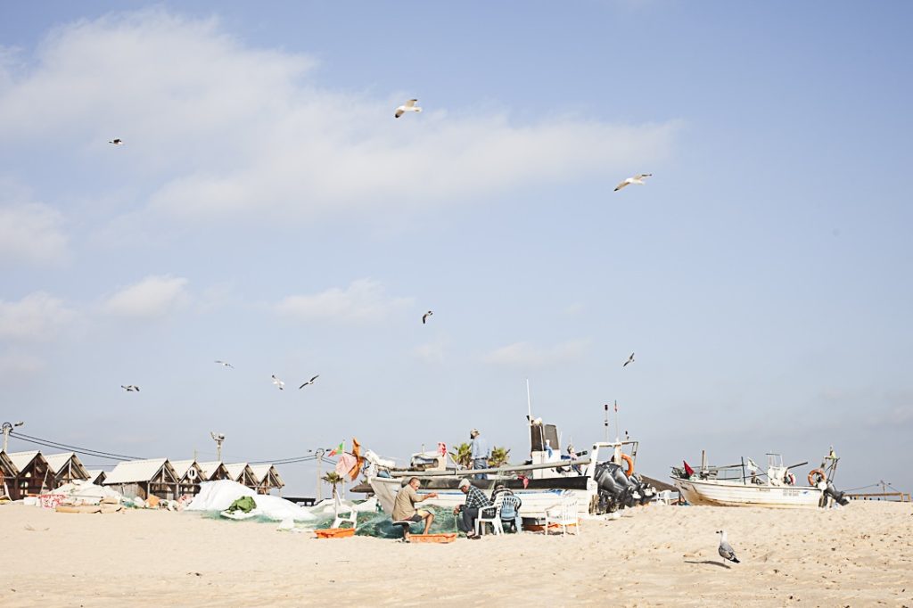 Les pêcheurs de la côte sud de l'Algarve. Préparation des filets avant de partir en mer