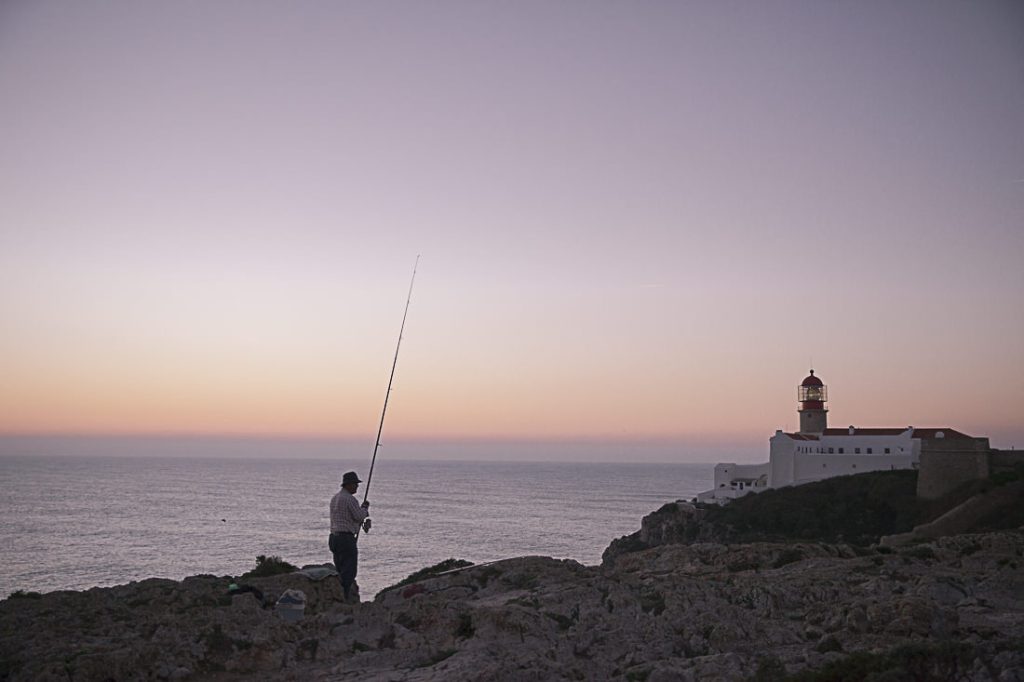 Le pêcheur du cap Saint vincent au coucher du soleil