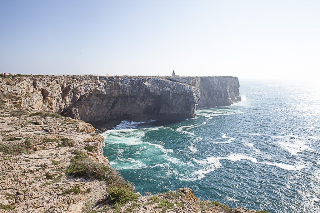 En Algarve, les pêcheurs pêchent à flanc de falaises, parfois à 20 ou 30 mètres de haut. Impressionnant mais quelle vue sur l'océan Atlantique