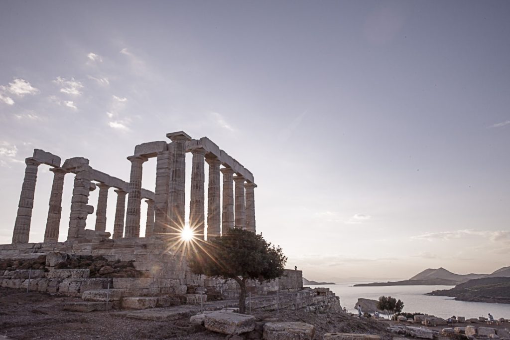 Le cap Sounion se situe à 70 km au sud d'Athènes, à voir absolument au coucher du soleil