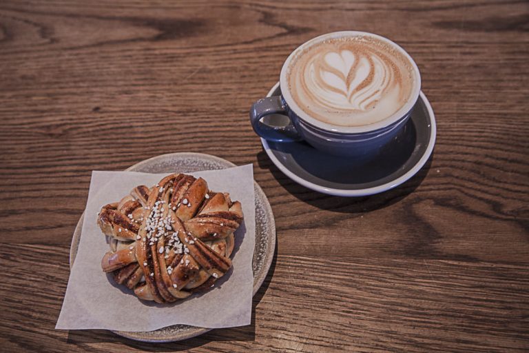 Un pain à la cannelle et café, ça vous tente ?