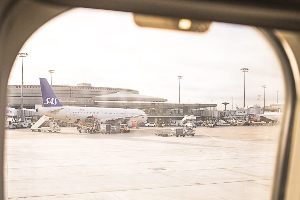 L'aéroport de Paris par la fenêtre d'un avion SAS. Départ pour Stockholm