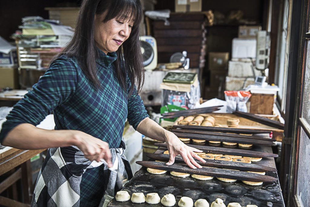 Dans la petite biscuiterie de Iga on travaille avec grâce et style