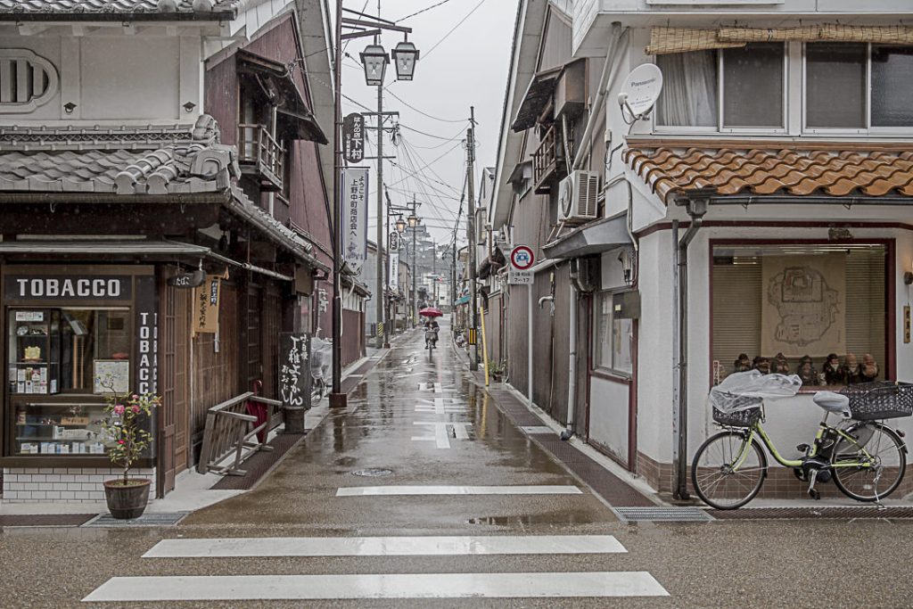 Elle a du charme la petite ville de Iga dans la province de Mie au Japon... Même sous la pluie