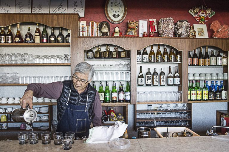 Ambiance des autre temps au bar du port de Toshicho