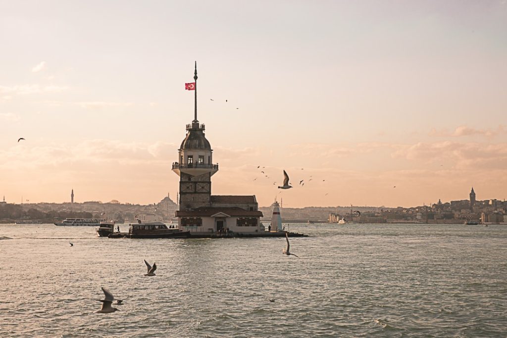 Kiz Kulesi au coucher du soleil. Un ancien phare transformé en café
