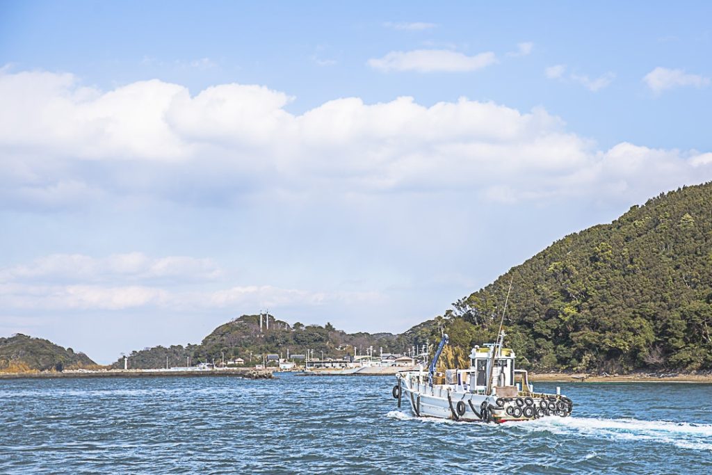 Bateau de pêche qui rentre au port de Toshijima