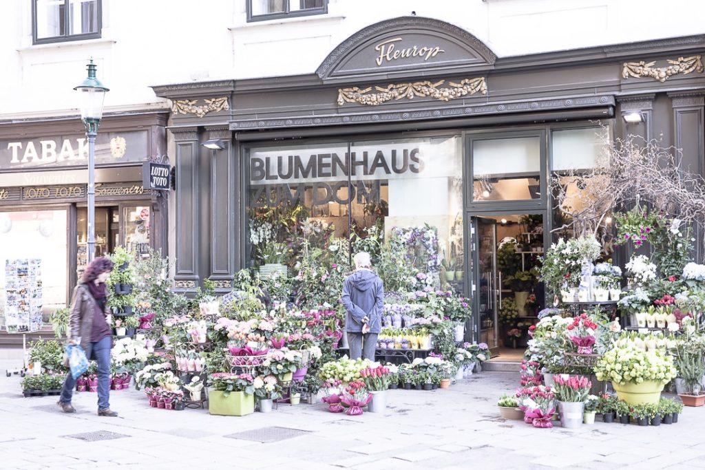 Fleuriste au pied de la cathédrale Saint Etienne