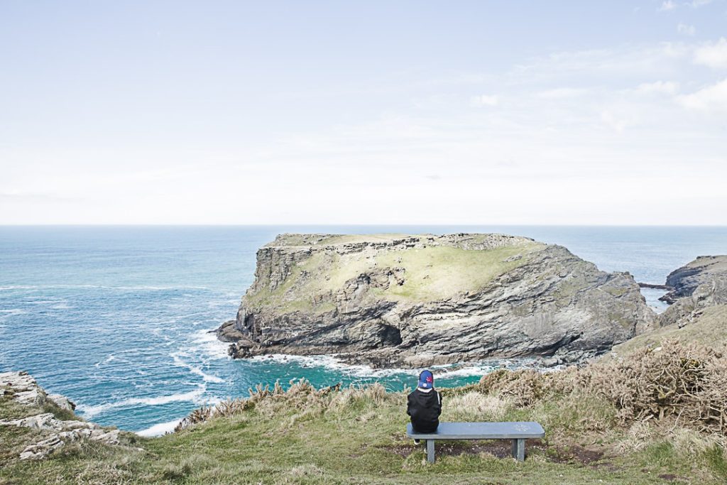 Banc avec vue sur les ruines du chateau
