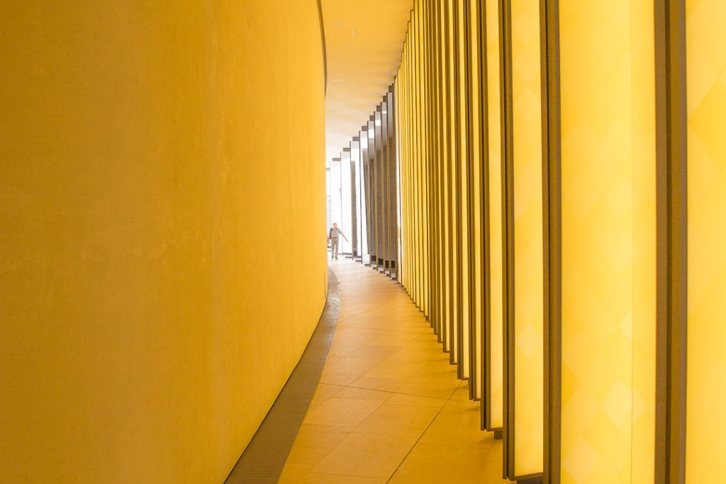 Au bout du tunnel de l'installation Olafur Eliasson