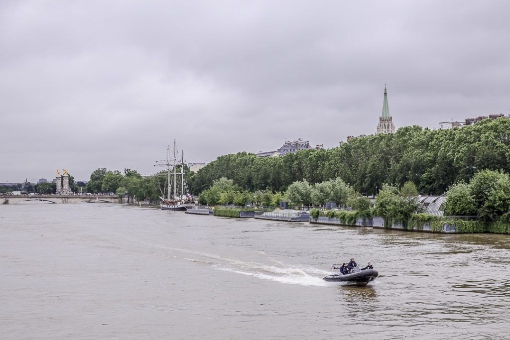 Les inondations de Paris 2016 - La préfecture de police, seule avec les pompiers à naviguer sur la Seine