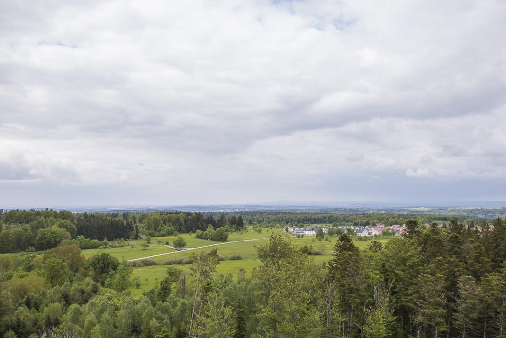 Vue sur un village depuis la tour hohe warte de pforzheim... Belle vue à 360 sur la forêt noire