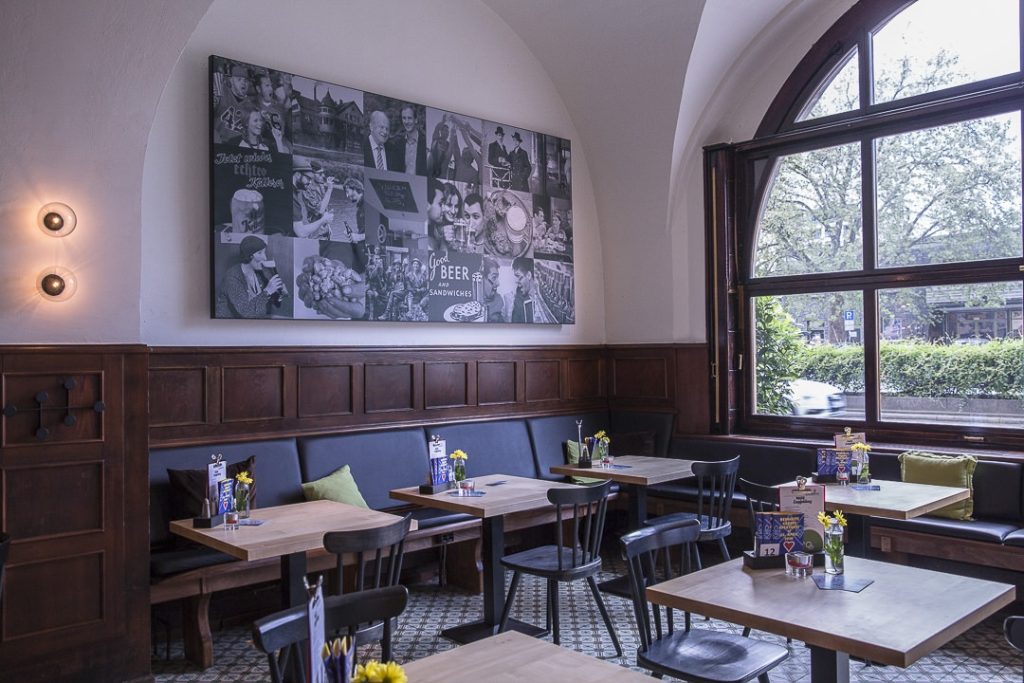 La salle de la brasserie schlosskeller à Pforzheim au Bade-Wurtemberg en Allemagne