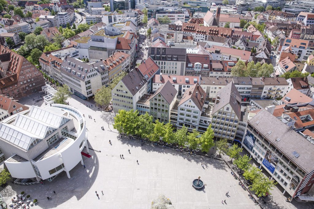 Vue sur le parvis de l'église depuis les escaliers intérieurs