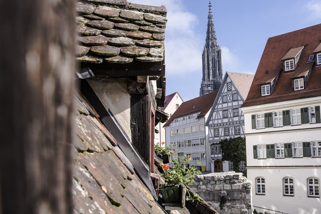 Vue sur les rues pavées de Ulm depuis l'hotel penché - Allemagne