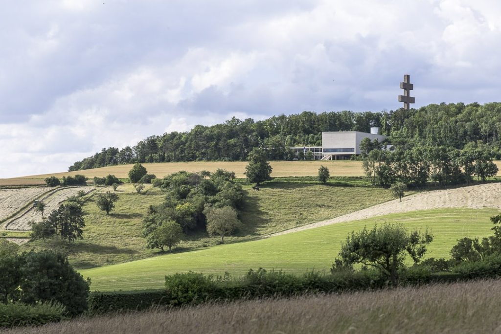 Vue sur la croix de Lorraine et le mémorial de Gaulle depuis la Boisserie, la propriété du Général
