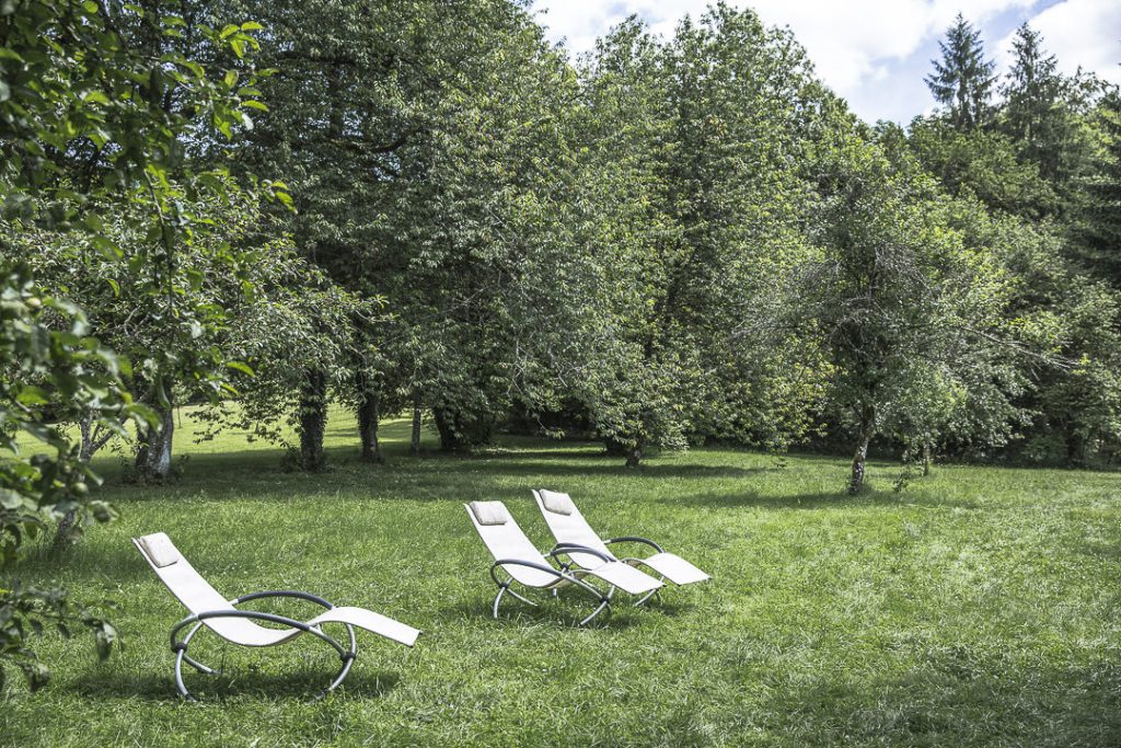 Jardins de l'hotel restaurant la source bleue dans la Haute Marne en Champagne