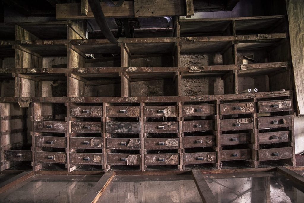 Intérieur brut datant du début du 207me siècle au moulin de la fleuristerie en Haute Marne - France