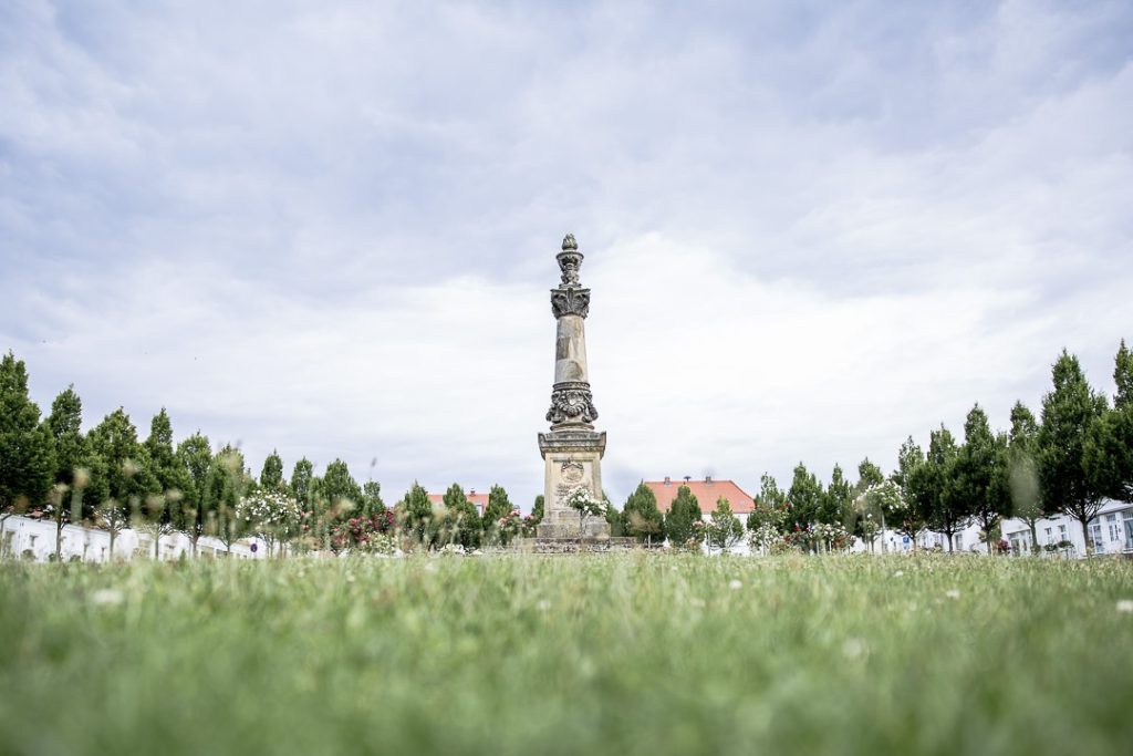 L'obelisque de Putbus, ile Ruegen sur la mer baltique en Allemagne