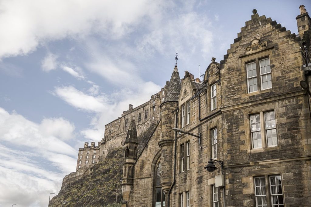 Vue sur le chateau d'Edimbourg depuis Grassmarket