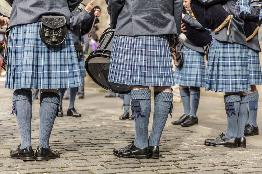 Pipe band dans les rues d'Edimbourg