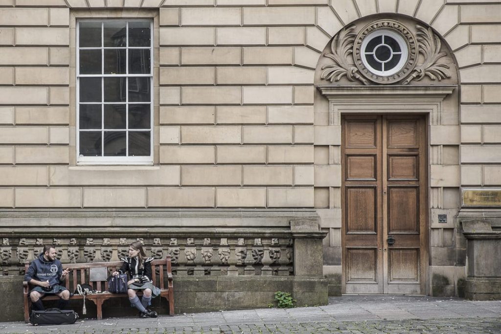 Drague sur les bancs publics Edimbourg style