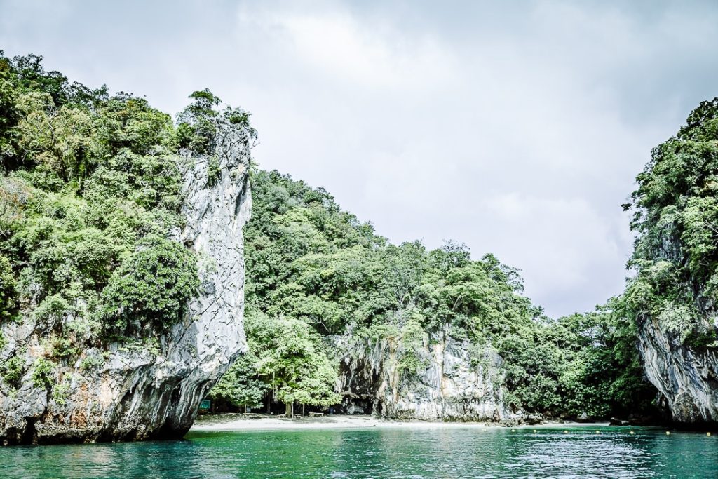 Arrivée sur l'ile de Koh Lao La Ding dans la baie de Phang Nga, Thaïlande
