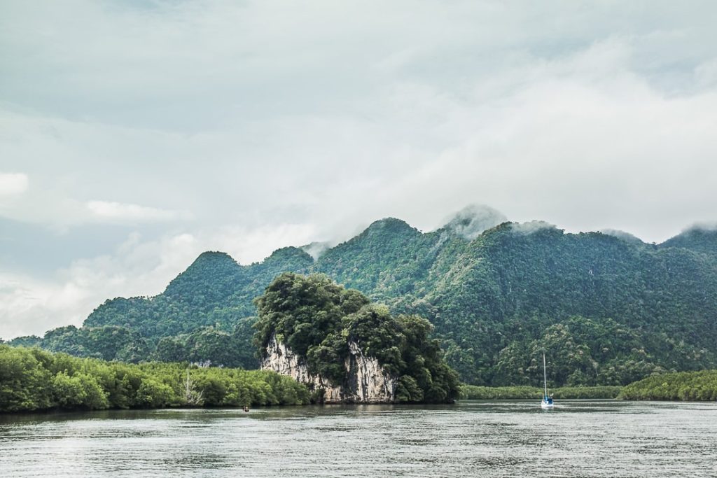 La vue depuis Tha Len pier à Krabi, le port pour aller vers Koh Yao Noi dans la baie de Phang Nga