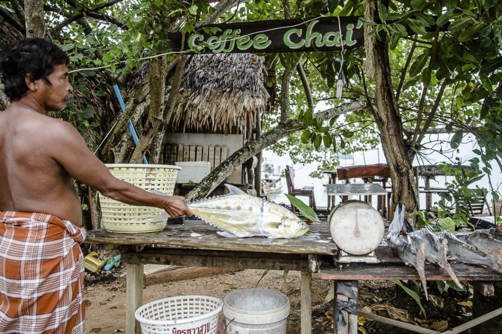 Le pêcheur de Pasai beach sur Koh Yao Noi - Thailande