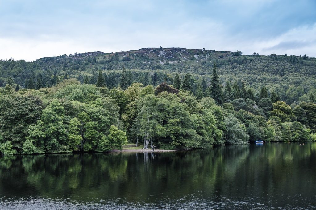 Pêcheur sur les bords du Loch Ness - Inverness, Ecosse