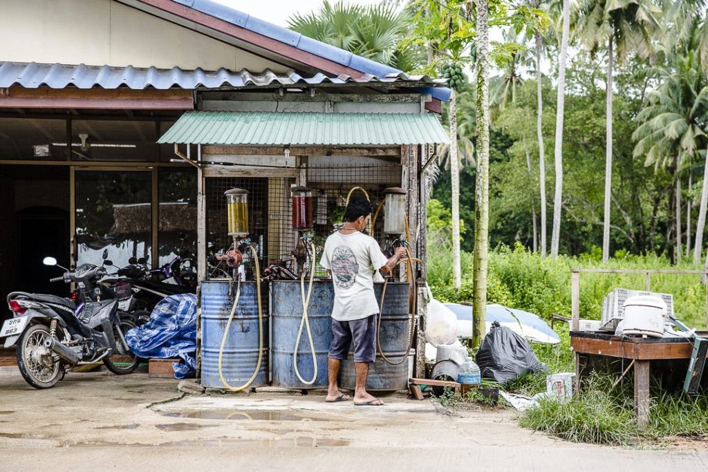 Station essence de Pasai beach sur Koh Yao Noi, Thailande
